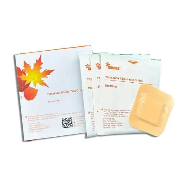 Yapışkanlı köpük yara örtüsü, 10x10 cm, yara bakımında kullanılır, enfeksiyon riskini azaltır.